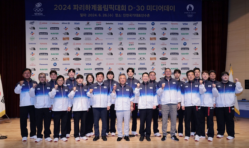 26일 충북 진천국가대표선수촌 챔피언하우스에서 열린 ‘2024 파리하계올림픽 D-30 미디어데이’ 한국 선수단 기자회견에서 이기흥 대한체육회장과 국가대표 감독, 선수들이 기념 촬영을 하고 있다. 