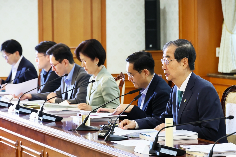 Prime Minister Han Duck-soo on June 26 chairs a meeting of the Committee for International Development Cooperation at Government Complex-Seoul in Seoul's Jongno-gu District. (Office for Government Policy Coordination under Prime Minister's Secretariat)