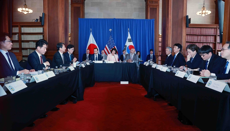 The inaugural trilateral summit of industry ministers of Korea, the U.S. and Japan is held on June 26 at the U.S. Department of Commerce in Washington. (Ministry of Trade, Industry and Energy)