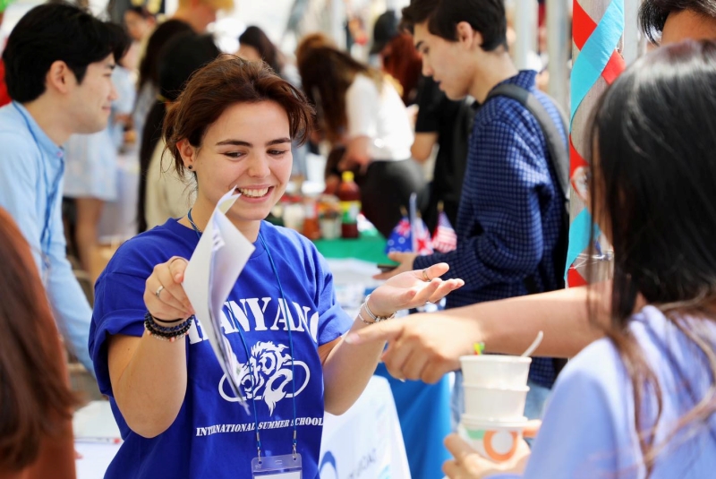 The domestic university with the most foreign students last year was Hanyang University in Seoul. Shown are international students on May 9 at this year's Hanyang Global Fair held at the school's Seoul campus. (Hanyang's official Facebook page)