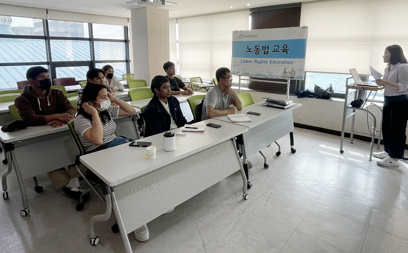 Busan Metropolitan Government will provide support for medical expenses for medically underprivileged groups like foreign workers and marriage migrants. Shown is a class on labor law for Cambodian expats in April at Busan Foreign Residents Center in the city's Sasang-gu District. (Busan Foreign Residents Center) 