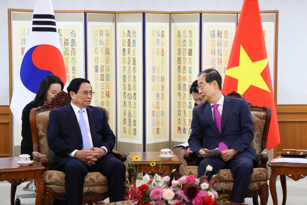 Prime Minister Han Duck-soo (right) on July 2 hosts a meeting with Vietnamese Prime Minister Phạm Minh Chinh at Government Complex-Seoul in the capital's Jongno-gu District. (Office for Government Policy Coordination under Prime Minister's Secretariat) 