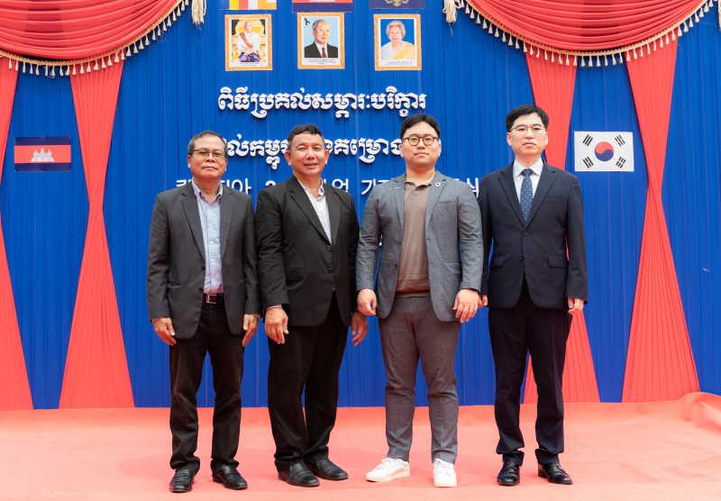 The Korea Heritage Agency and Korea International Cooperation Agency (KOICA) on July 1 held a ceremony to mark the donation of cutting-edge equipment to Cambodia for the preservation and restoration of historical remains in Angkor at the Apsara-KOICA Cultural Heritage Experiment Room of APSARA National Authority in Siem Riep, Cambodia. Show are (from left) APSARA National Authority Director Som Sopharath and Deputy Director-General Kim Sothin, Song Youngjun, deputy director of KOICA's Cambodia bureau, and Na Jeonghee, head of the KHA's international cooperation center, taking a group photo that day. 