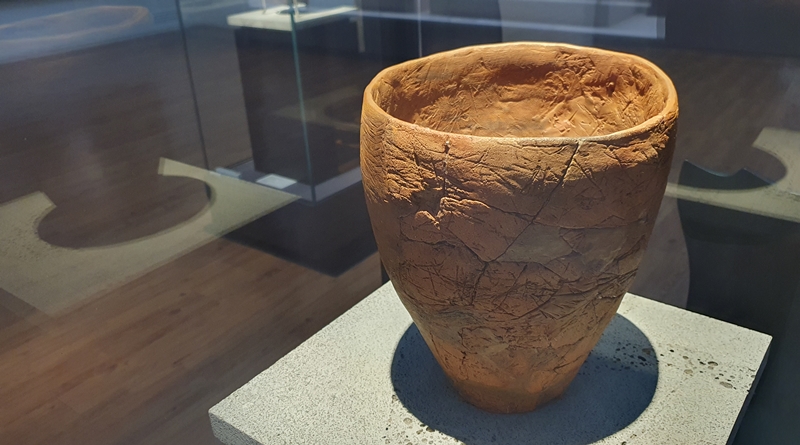 Gosan-ri type pottery, the country's oldest earthenware, was excavated in the remains of the village of Gosan-ri on Jeju Island.'