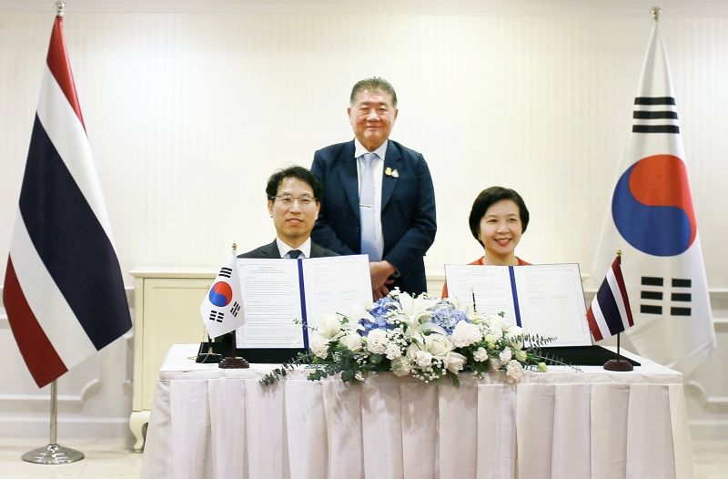Deputy Minister of Trade, Industry and Energy for FTA (Free Trade Agreement) Negotiations Roh Keon-ki (left) in March announces the official launch of negotiations on a bilateral economic partnership agreement with Thailand with Deputy Prime Minister of Thailand and Minister of Commerce Phumtham Wechayachai (center) at the Thai Ministry of Commerce in Bangkok. (Ministry of Trade, Industry an Energy) 