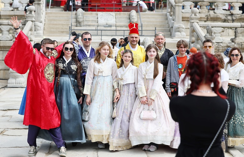  The Korea Tourism Organization through July 31 offers tourism packages and services specifically for foreign tourists under a promotion for the VK (Visit Korea) Alliance of company products and services. Shown are foreign sightseers clad in Hanbok on May 1 posing for photos at Gyeongbokgung Palace in Seoul. (Yonhap News) 