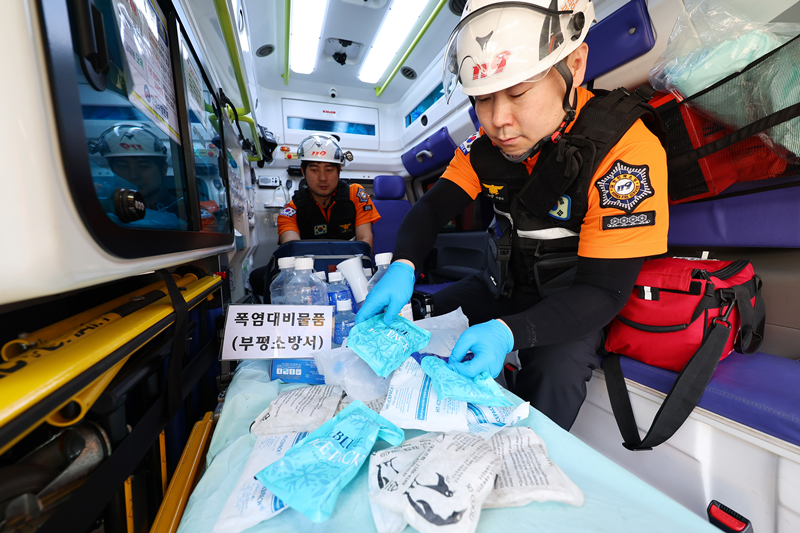 Parademics on the morning of June 18 inspect cooling items such as ice packs in an ambulance at the Bupyeong Fire Station in Incheon's Bupyeong-gu District. (Yonhap News) 