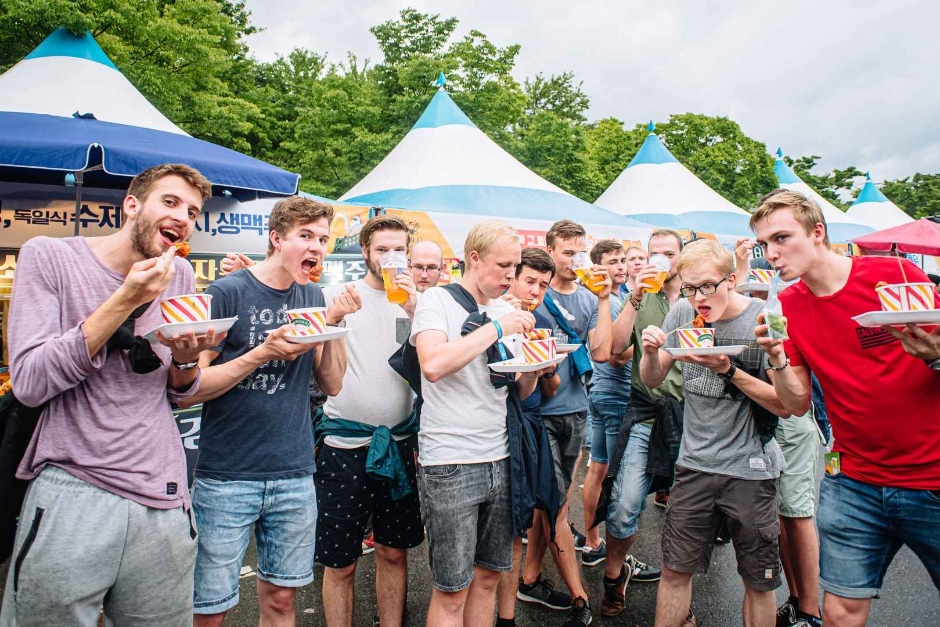 The Ministry of Culture, Sports and Tourism and Korea Tourism Organization (KTO) have jointly developed the domestic food tourism brand Taste Your Korea featuring 33 pieces of content for gastronomic travel. Shown are international tourists at the annual Daegu Chimac (Chicken and Beer) Festival that ran from July 3-7 in the country's No. 4 city of Daegu. (KTO) 