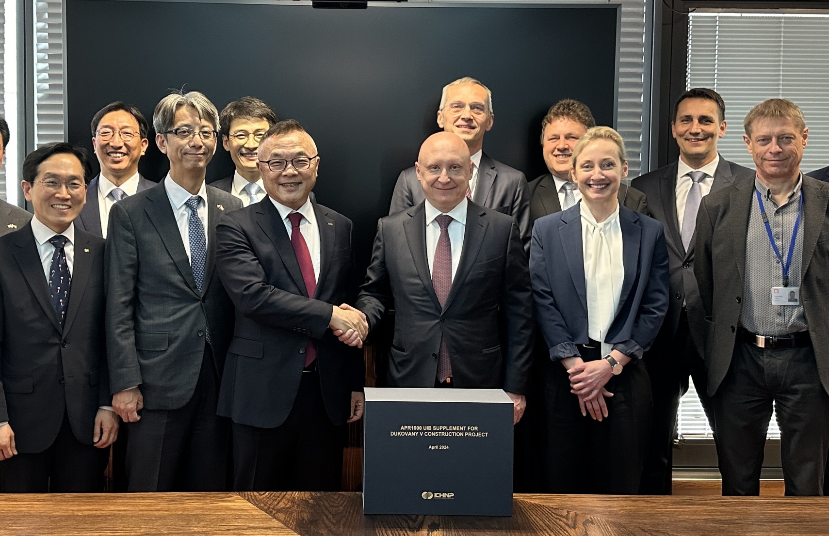 KHNP President & CEO Whang Joo-ho (third from left in front row) on April 29 poses for photos with officials after submitting his company's final bid for the nuclear reactor project at EDU II headquarters in the Czech city of Dukovany. 