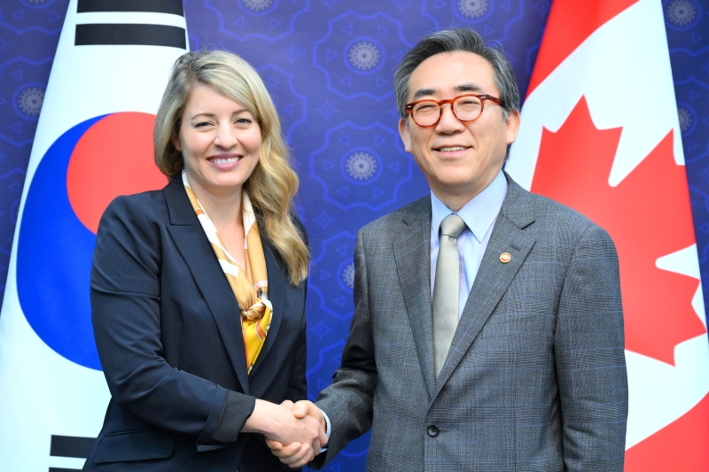 Minister of Foreign Affairs Cho Tae-yul (right) on July 18 poses for photos with Canadian Minister of Foreign Affairs Melanie Joly in their talks at Government Complex-Seoul in the capital's Jongno-gu District. (Ministry of Foreign Affairs) 