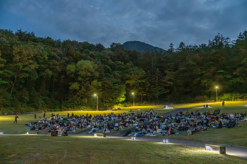 The annual Muju Film Festival in Muju-gun County, Jeollabuk-do Province, an area with a population of about 23,000, attracts an average of 30,000 visitors. Shown is the outdoor screening session in June at this year's festival. (Festival's official Facebook page) 
