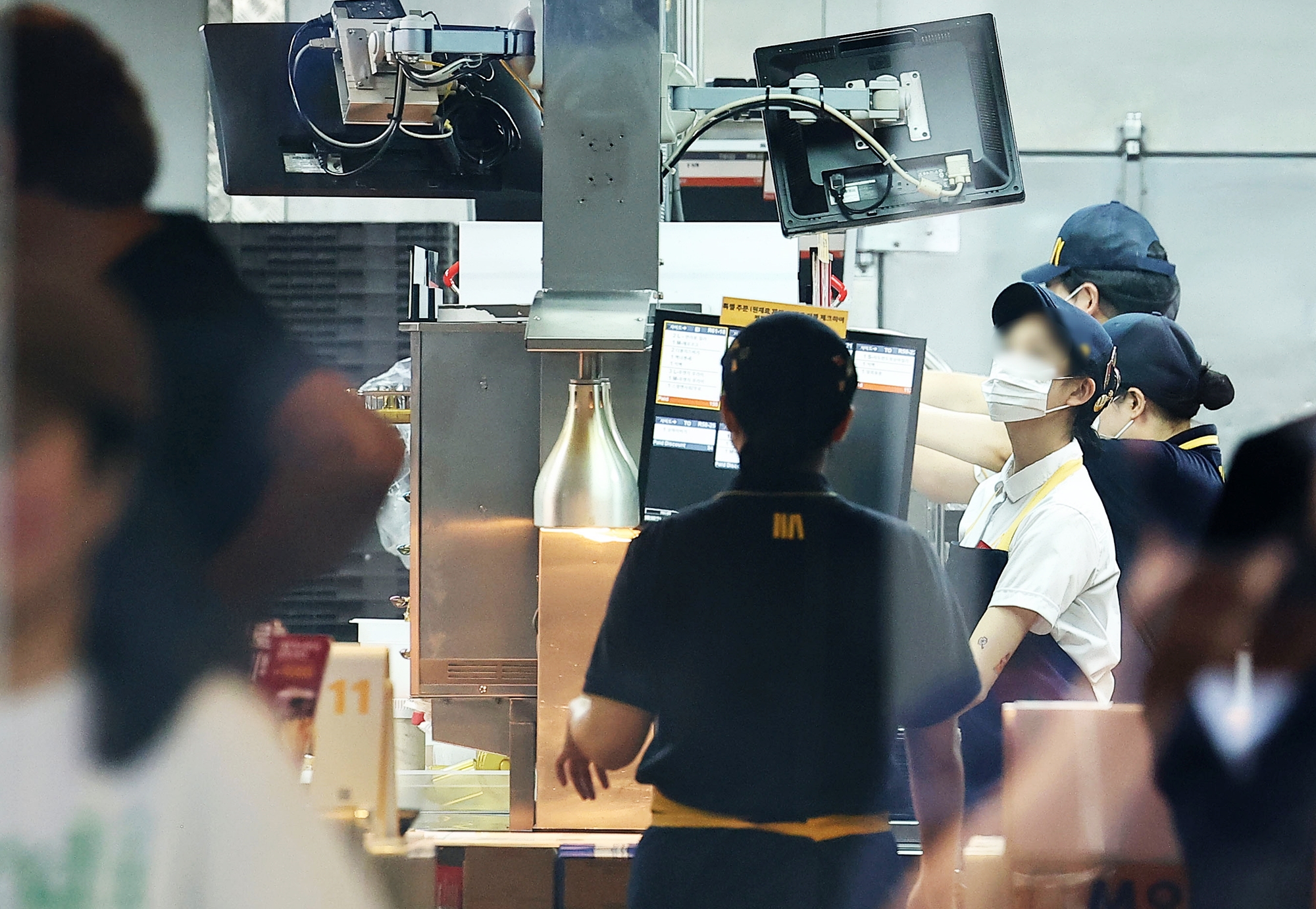 The Foreign Workforce Policy Committee under the Ministry of Employment and Labor on July 19 decided to expand a pilot project to allow foreign staff to work at all restaurant businesses nationwide. Shown is a street stall on July 12 in Seoul's popular shopping neighborhood of Myeong-dong preparing food. (Yonhap News) 