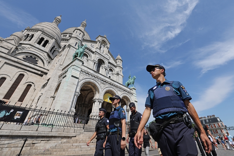 Korean police dispatched for security purposes during the Paris Summer Olympics on the afternoon July 18 patrol the area of the Basilica of the Sacre-Coeur of the French capital's Montmartre district, along with officers from France and Brazil. (Yonhap News) 