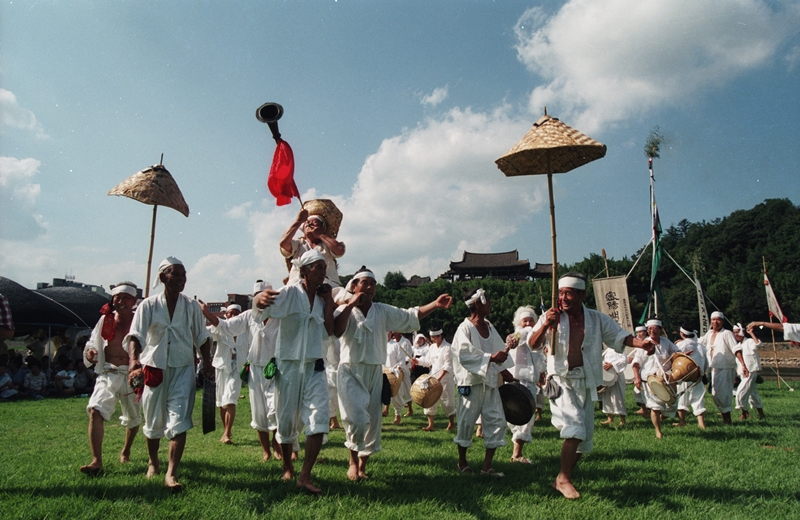 Baekjung (100 Seeds) Nori is a festival held in Miryang, Gyeongsangnam-do Province (Korea Heritage Service)