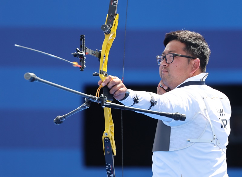 Kim Woojin on Aug. 3 shoots in the men's individual archery final at the Paris Summer Olympics against Brady Ellison of the U.S. held at Les Invalides in the French capital.