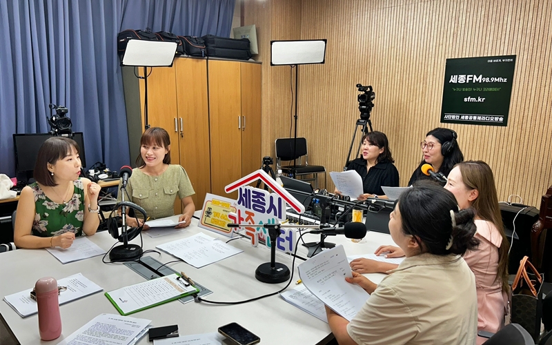 Li Yan (left) and writer Nguyen Thanh Tuyen, the two hosts of the Sejong FM show 