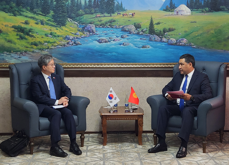Deputy Minister of Foreign Affairs Kim Heesang (left) on Aug. 12 holds talks with Kyrgyzstan's Minister of Economy and Commerce Daniyar Amangeldiev at the sixth meeting of the Korea-Kyrgyz Commission on Economic Cooperation in the Central Asian country's capital of Bishkek. (Ministry of Foreign Affairs)   