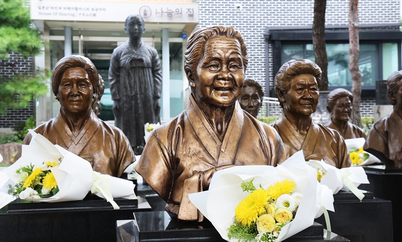 A memorial event on Aug. 14 honored the victims of sexual slavery by the Japanese military at the Kim Koo Museum & Library in Seoul's Yongsan-gu District. Shown are statues of such victims at the House of Sharing in Gwangju, Gyeonggi-do Province.  (Yonhap News)  