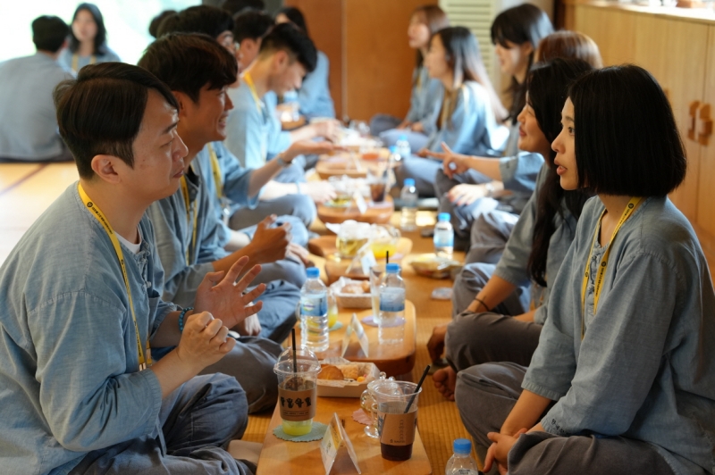 ▲ 충남 공주시 한국문화연수원에서 6월 15~16일 열린 '나는 절로' 프로그램 참가자들이 1대1 로테이션 차담을 하고 있다. 대한불교조계종사회복지재단
