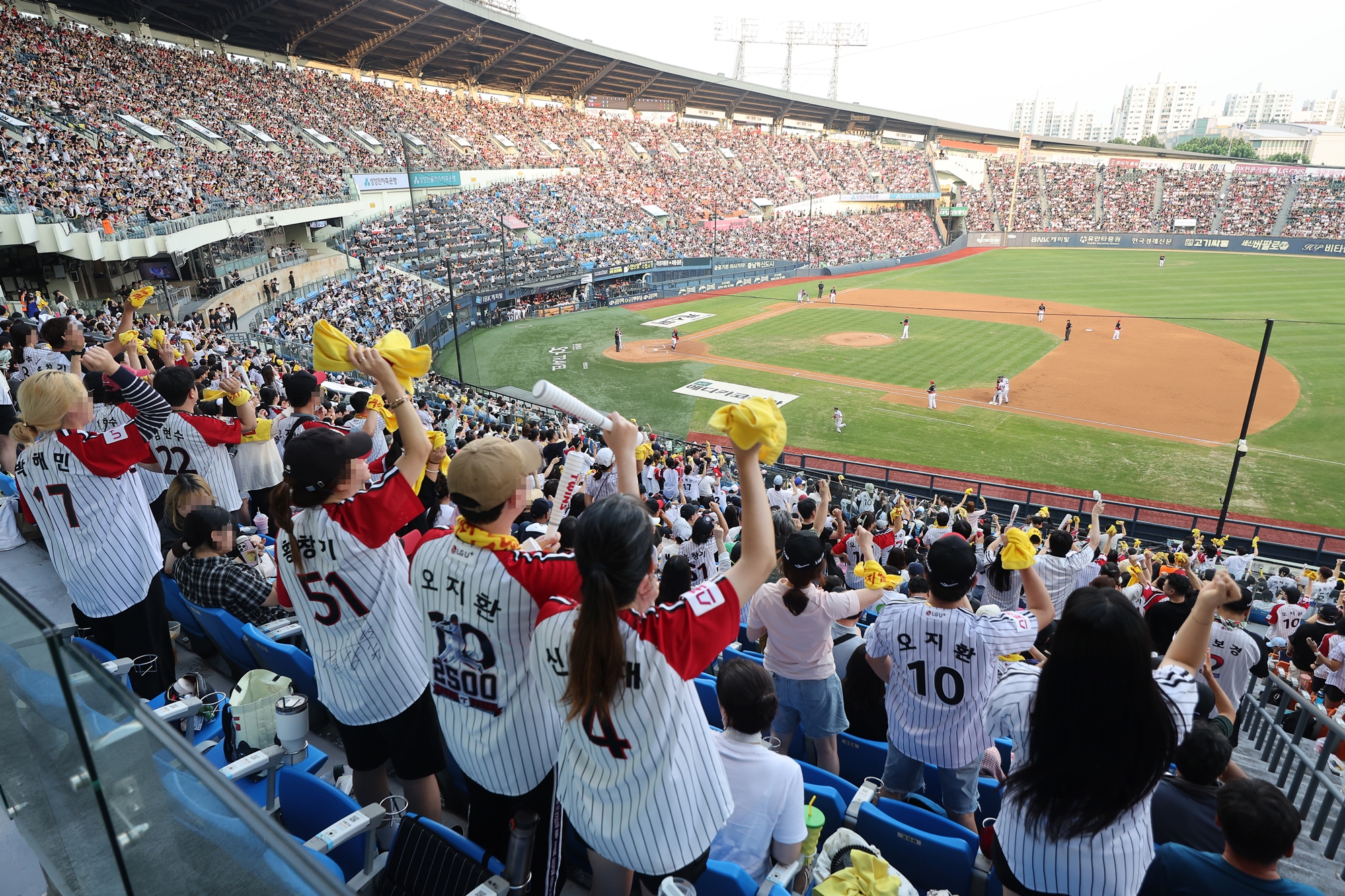 The Korea Baseball Organization this season is expected to exceed 10 million spectators for the first time in league history. Shown are cheering fans on Aug. 18 at a game between the Gwangju Kia Tigers and Seoul LG Twins at Jamsil Baseball Stadium in Seoul.  