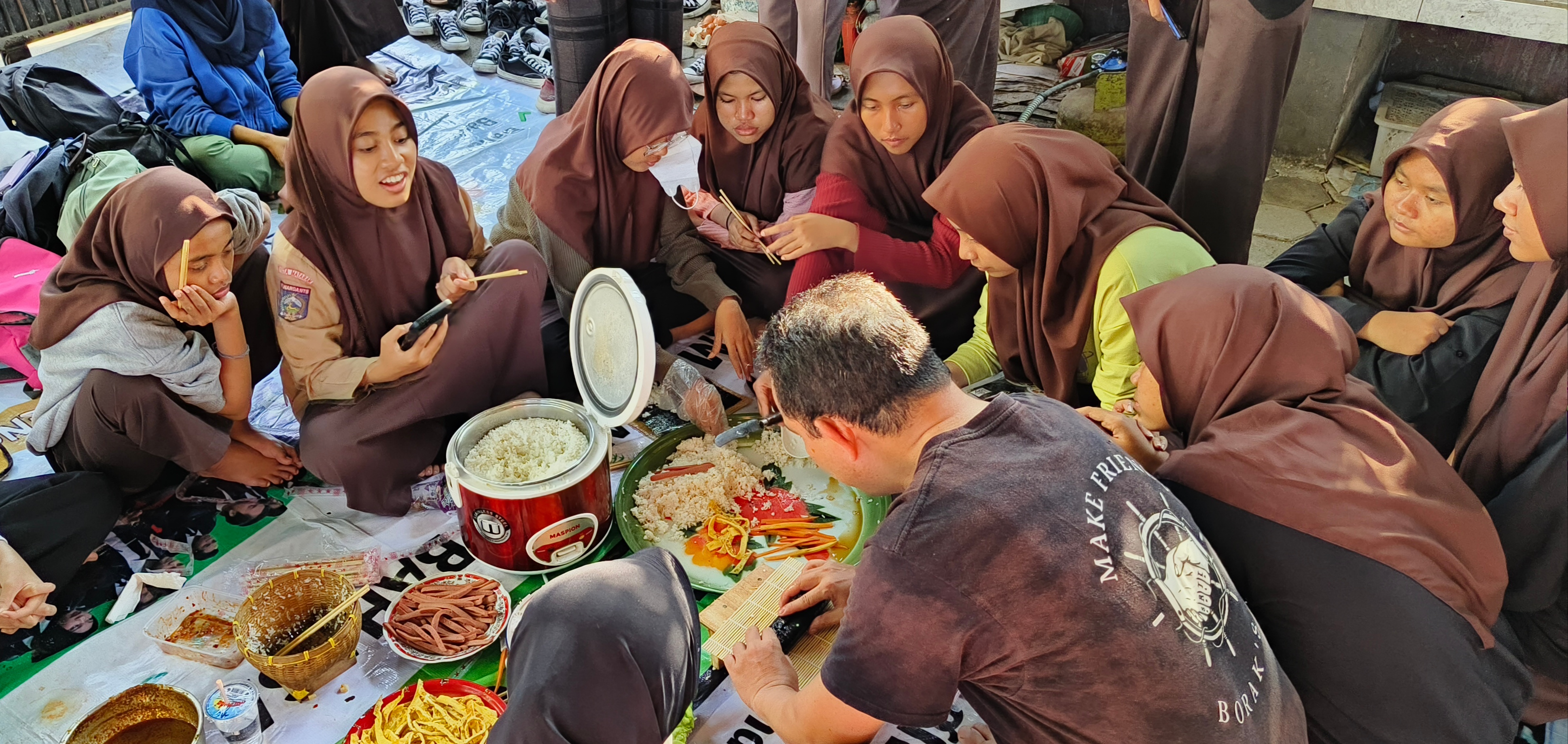 Mr. Gandi teaching MAN 2 Mataram's students about how to make a perfect kimbap