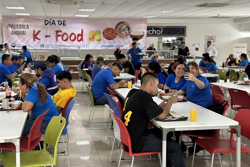 Mexican workers eat Korean food as part of the event K-Food Meal Day running from Aug. 19-21 at a manufacturing company located in an industrial complex in Monterrey, Mexico. (Ministry of Agriculture, Food and Rural Affairs)  