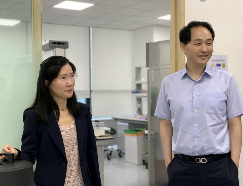 ArtBlood CEO Bae Eun Jung (left) and Director Bae KyungDong at a think tank explain their company's BioBlood, or red blood cells made in-vitro with cells. (ArtBlood)