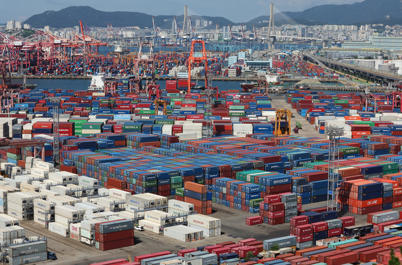 The Ministry of Trade, Industry and Energy on Sept. 1 said exports last month rose 11.4% year on year to mark a record high for August. Shown are containers on Aug. 1 at the wharf Sinseondae at the Port of Busan. (Yonhap News) 