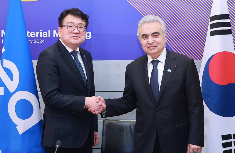 Second Vice Minister of Trade, Industry and Energy Choi Nam-ho (left) in February takes a photo at the International Energy Agency's (IEA) ministerial conference with IEA Executive Director Fatih Birol at the headquarters of the Organisation for Economic Co-operation and Development in Paris. (Ministry of Trade, Industry and Energy) 