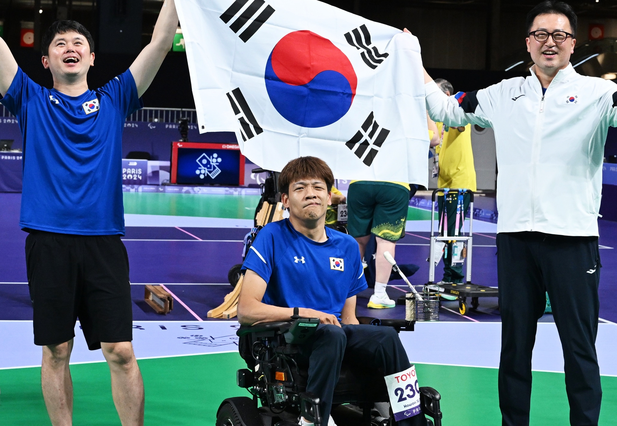 The team of Jeong Howon (center) on Sept. 2 celebrates after Jeong won the gold medal in the men's individual BC3 boccia of the Paris Summer Paralympics over Daniel Michel of Australia at South Paris Arena 1. 
