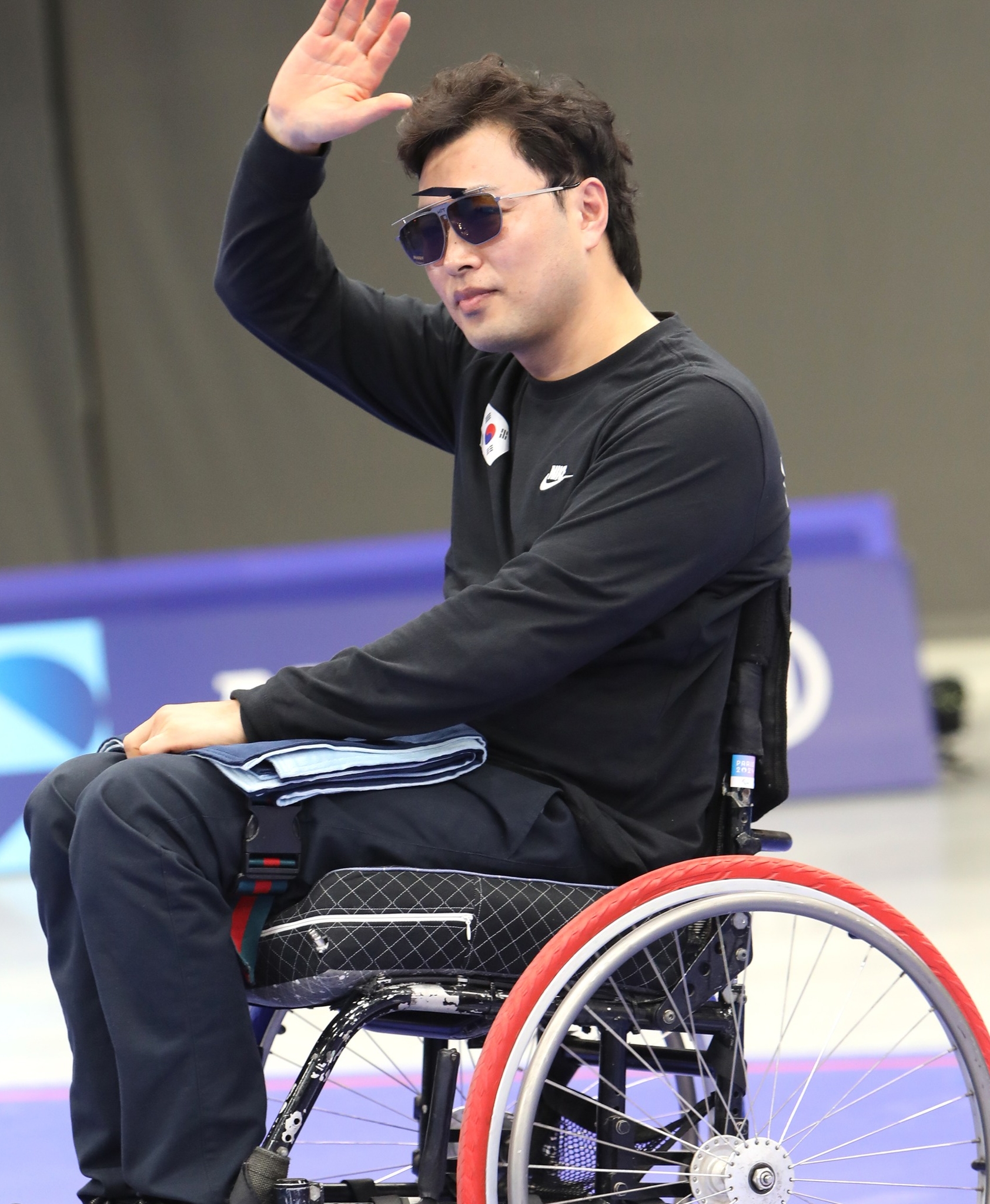 Kim Jungnam on Sept. 2 waves to the crowd after winning the bronze in the P3 mixed 25-m pistol SH1 at the Chateauroux Shooting Centre in Chateauroux, a city 270 km south of Paris. 