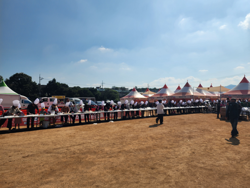 This is the making of a 99 m-long gimbap (seaweed rice roll) at the Cheongyang Pepper and Wolfberry Festival.  
