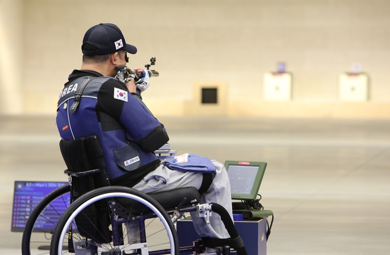 Shooter Park Jinho on Sept. 3 competes in the final of the men's R7 50-m rifle three positions (SH1) at the Paris Summer Paralympics held at the Chateauroux Shooting Centre in Chateauroux, a city 270 km south of the French capital. 