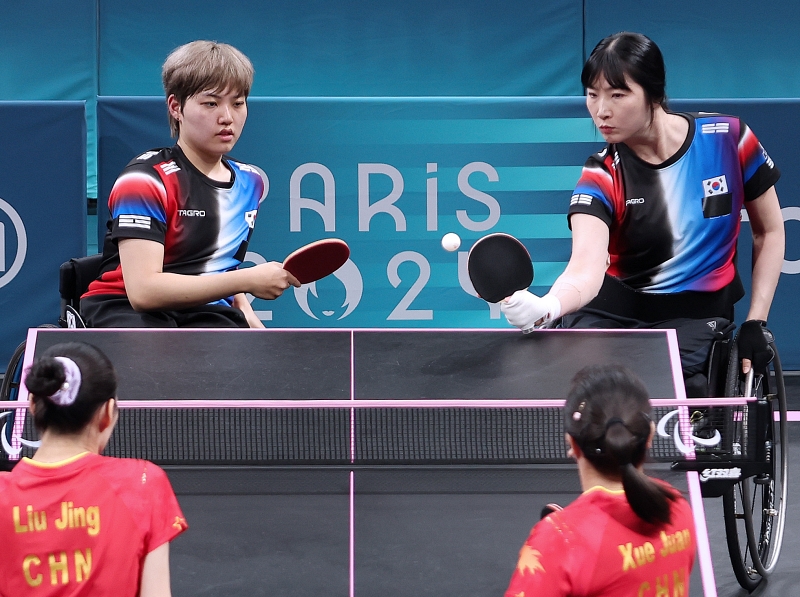 Seo Su-Yeon (upper right) and Yoon Jiyu (upper left) on Aug. 30 face their Chinese counterparts in the final of the Paris Summer Paralympics' women's table tennis doubles WD5 at Arena 4 of South Paris Arena.  