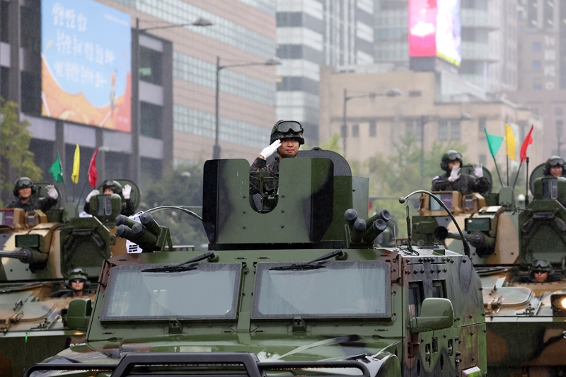 This year's Armed Forces Day on Oct. 1 has been designated a temporary public holiday. Shown is a street parade in September last year at the Gwanghwamun Square area of Seoul to mark the 75th Armed Forces Day. (Korea.net DB) 