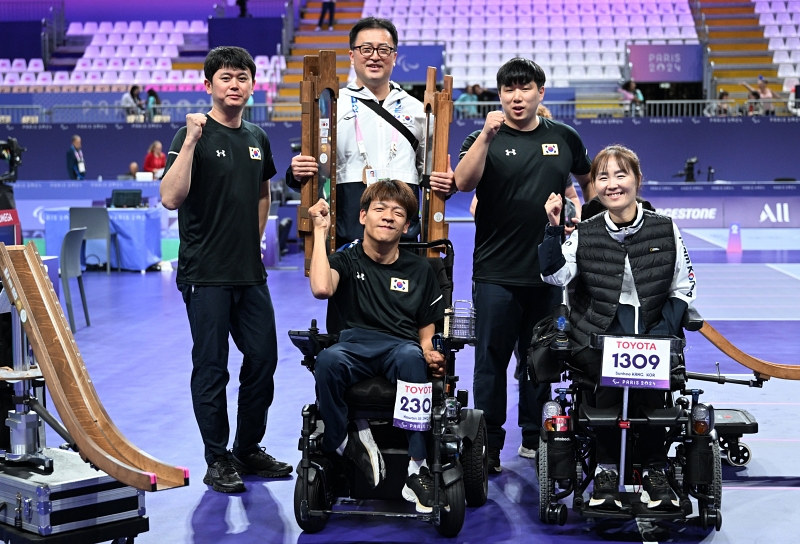Jeong Howon (left in front row) and Kang Sunhee (right) on Sept. 4 celebrate after beating Argentina in the semifinal of the Paris Summer Paralympics' mixed pair BC3 boccia at South Paris Arena 1.  