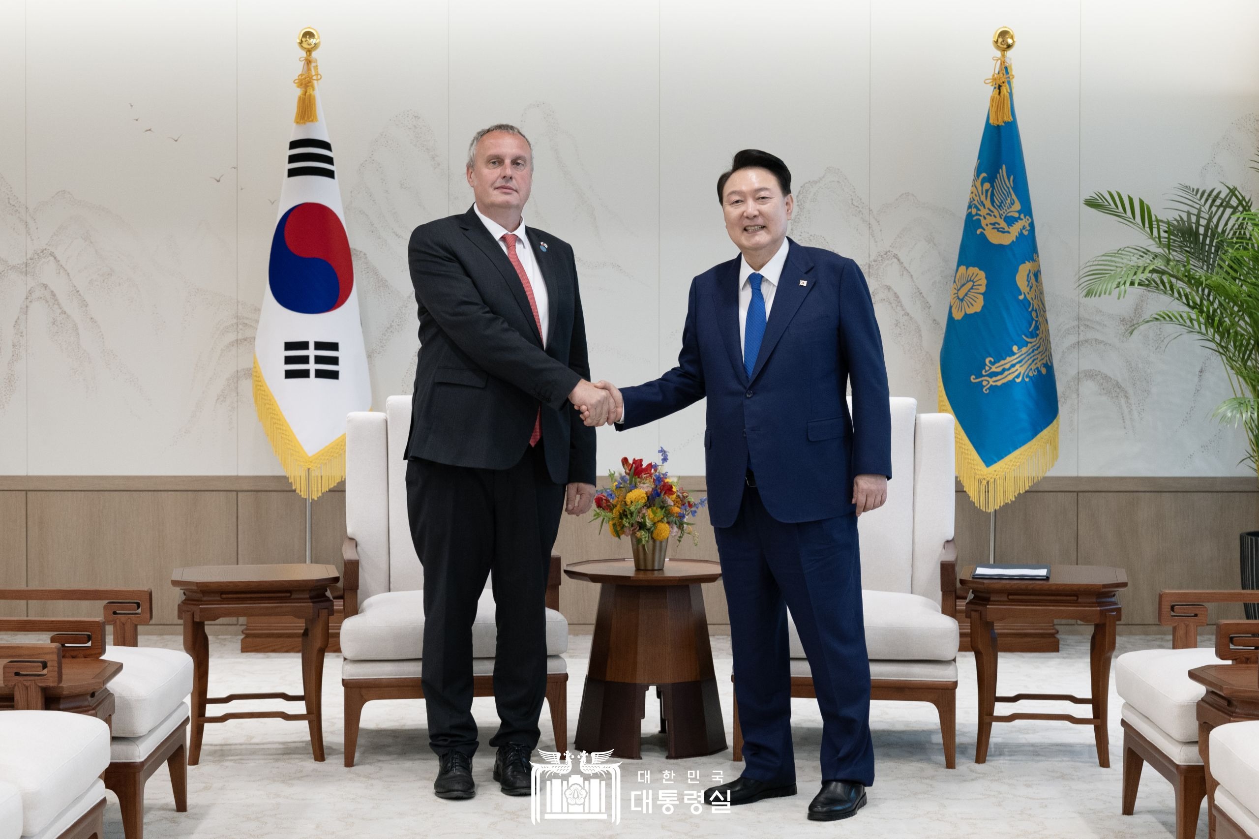 President Yoon (right) on Sept. 4 shakes hands with visiting Czech National Security Adviser Tomas Pojar at the Office of the President in Seoul.