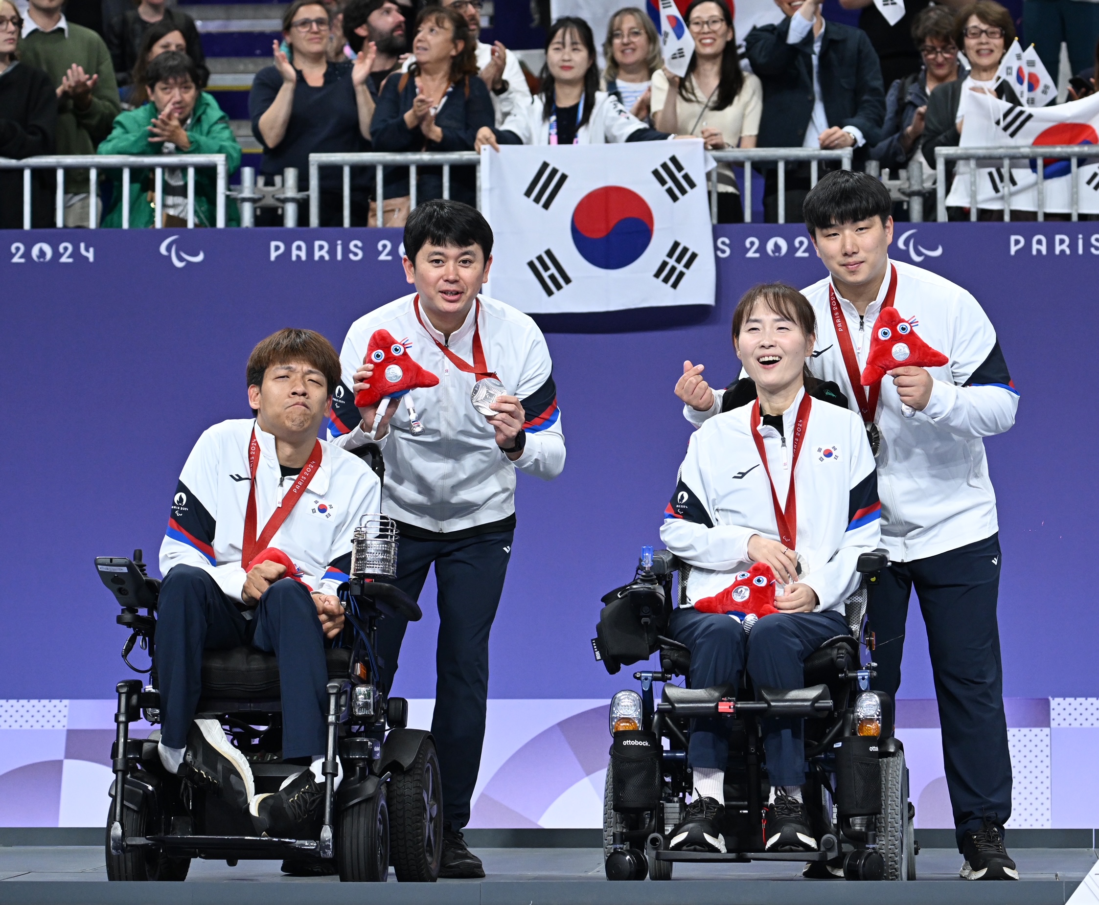Jeong Howon (left in front row) and Kang Sunhee (right in front row) on Sept. 5 celebrate their silver medal in the mixed pair BC3 boccia of the Paris Summer Paralympics at South Paris Arena 1.  