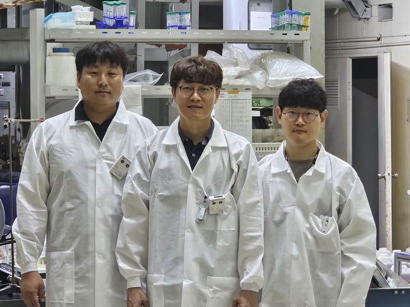The leading researchers of the Korea Atomic Energy Research Institute (KAERI) who created a green technology to extract high purity uranium of up to 95% from a solution containing several metals are (from left) Oh Maengkyo, Eun Hee-Chul and Jeong Jun-yeong. (KAERI)