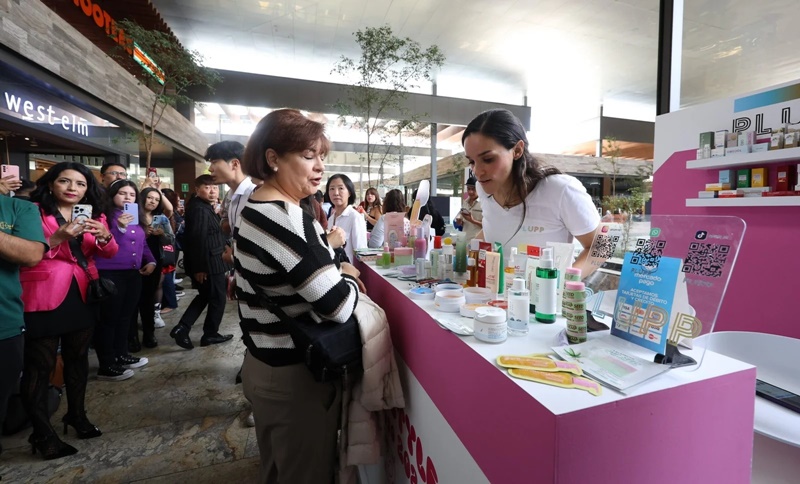 Cosmetics exports to Mexico between January and July jumped 51% from the same period last year. Shown are visitors to this year's K-Lifestyle in Mexico event trying cosmetic samples in Mexico City. (Myriam Martinez Comunica's official website)  