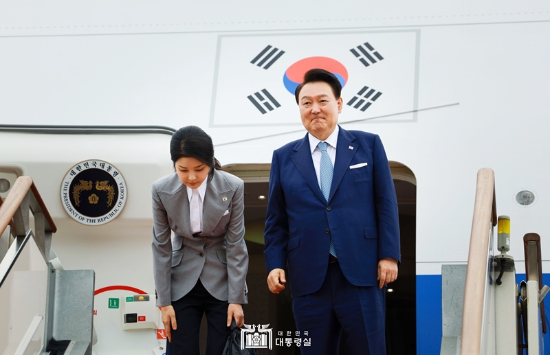President Yoon Suk Yeol (right) and first lady Kim Keon Hee on Sept. 19 bow to well-wishers before boarding the presidential plane Code One at Seoul Air Base in Seongnam, Gyeonggi-do Province, bound for the Czech Republic. (Office of the President)  