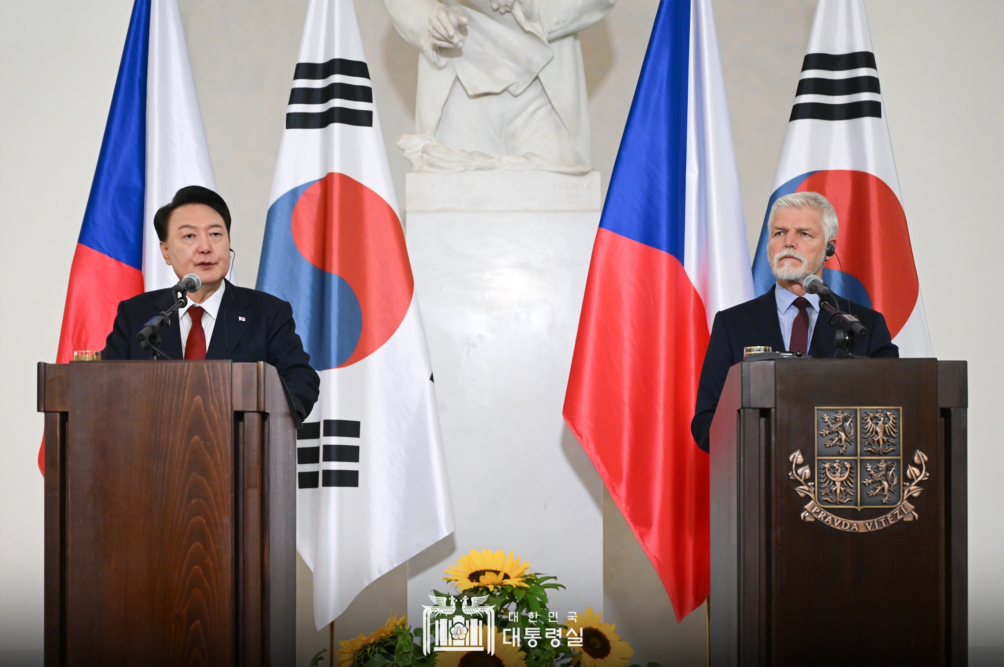 President Yoon Suk Yeol (left) on Sept. 19 holds a joint news conference with Czech President Petr Pavel at Prague Castle in the Czech capital. (Office of the President's Facebook account)  