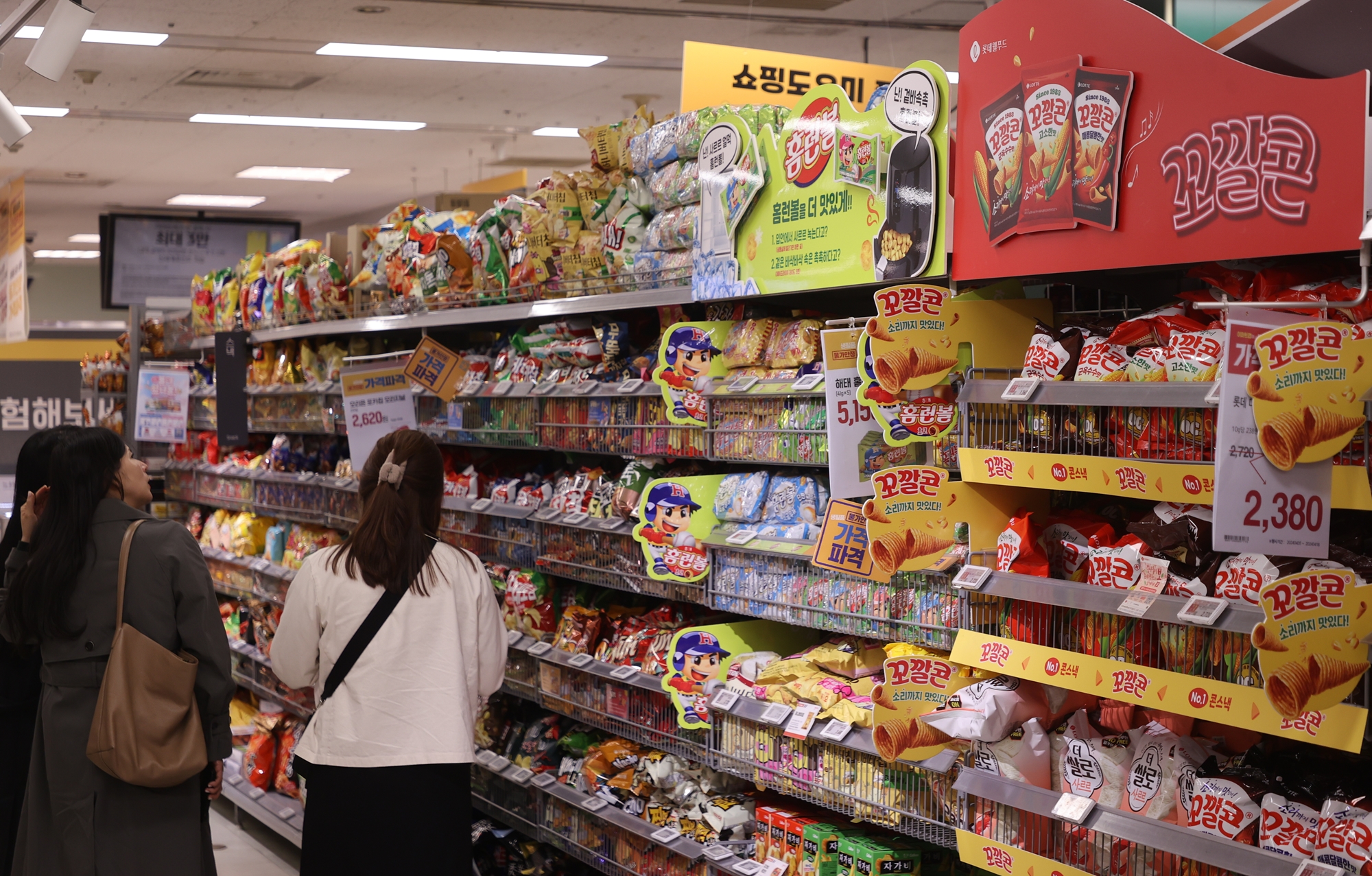The Ministry of Agriculture, Food and Rural Affairs forecasts record snack exports this year. Shown is the snack section snacks at a hypermarket in Seoul. (Yonhap News)  