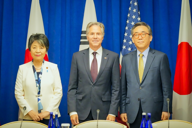 Minister of Foreign Affairs Cho Tae-yul (right) on Sept. 23 poses for photos with U.S. Secretary of State Antony Blinken (center) and Japanese Minister of Foreign Affairs Yoko Kamikawa at the Lotte New York Palace Hotel in New York.   