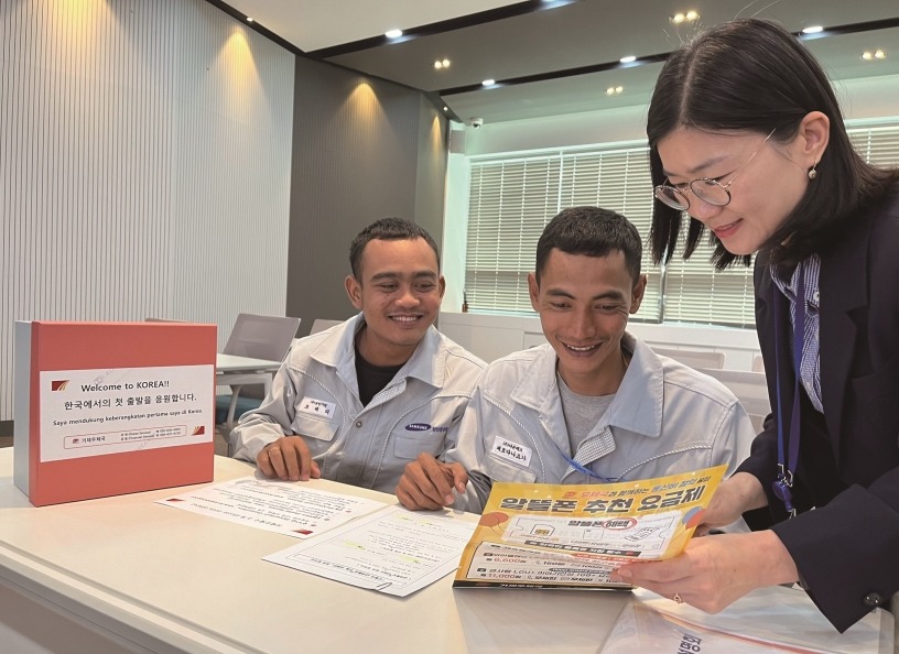 The Seoul Metropolitan Government on Sept. 27 said it will sign a business agreement with the Seoul Regional Communications Office to expand a project on discounts for international express mail for multicultural families to expats. Shown are foreign workers getting an explanation on postal products and financial services at a post office. (Korea Post)  