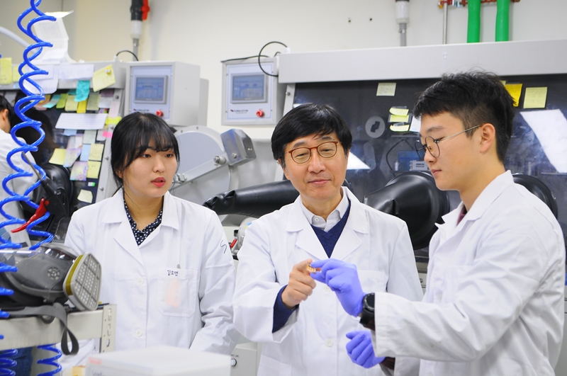 Sungkyunkwan University professor Park Nam-Gyu (second from right) and his team research the functions of the next-generation perovskite solar cells. (Ministry of Science and ICT)
