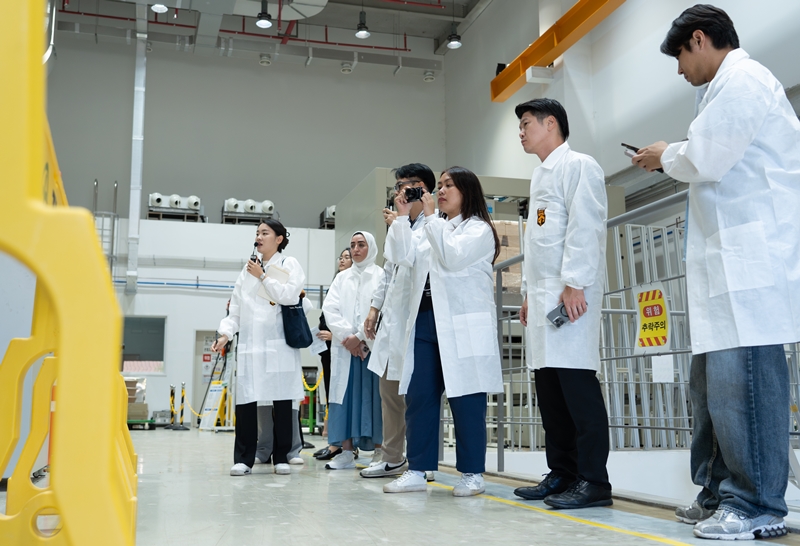 Foreign journalists on Sept. 24 visit Foodpolis, Korea's first industrial complex for food, in Iksan, Jeollabuk-do Province, to cover the facility's food packaging center. (Foodpolis)  