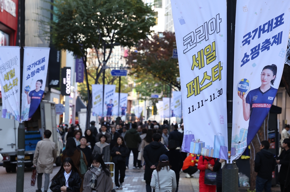 The massive shopping event Korea Sale Festa will run from Nov. 9-30. Shown is a scene from last year's event in the Myeong-dong shopping neighborhood of Seoul's Jung-gu District. (Yonhap News) 