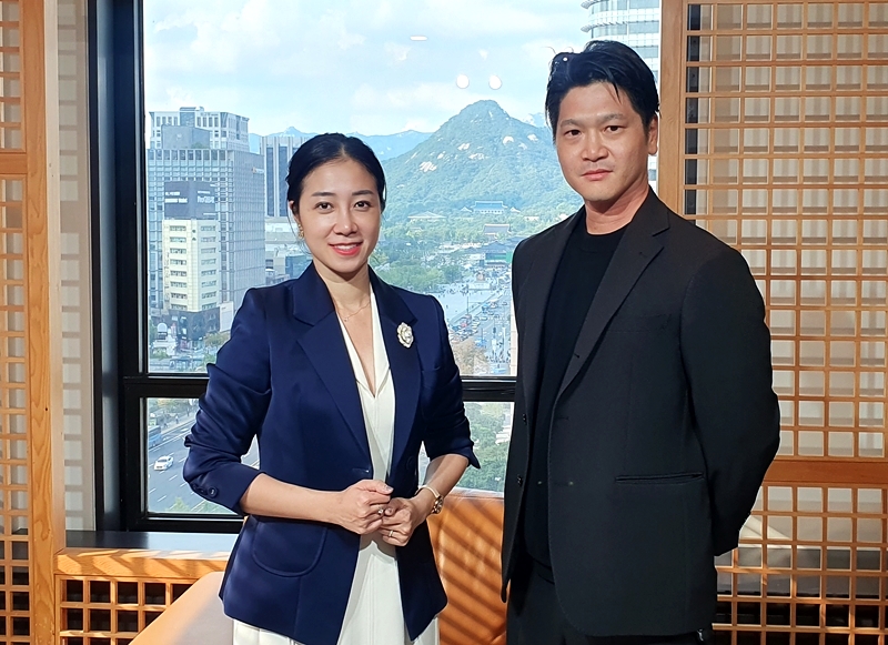 Journalists Nguyen Thi Phuong Thanh from Vietnam's VTV1 and Mitsuyama Masakazu from Japan's Kyodo News on Sept. 26 take a photo after their interview with Korea.net at KOCIS (Korean Culture and Information Service) Center within Korea Press Center in Seoul's Jung-gu District. (Lee Kyoung Mi)