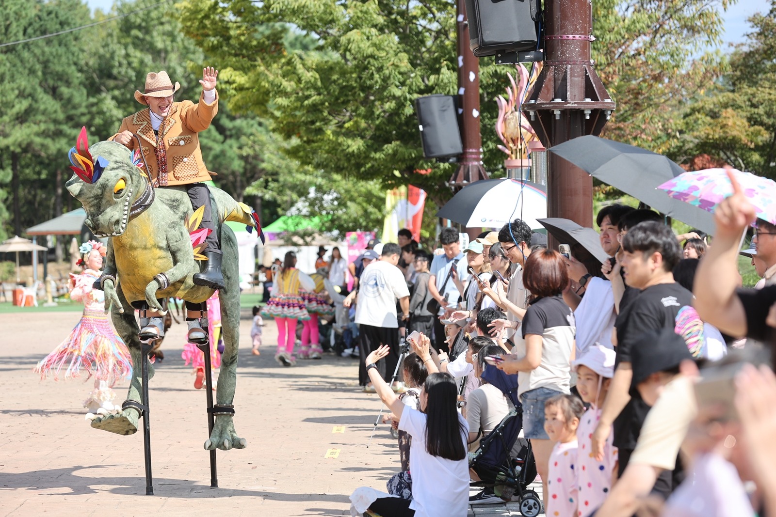 The annual Gyeongnam Goseong Dinosaur World Expo kicked off on Oct. 2 at Danghangpo Tourist Area in Goseong-gun County, Gyeongsangnam-do Province. Shown is the dinosaur parade at last year's event. (Goseong-gun Office)